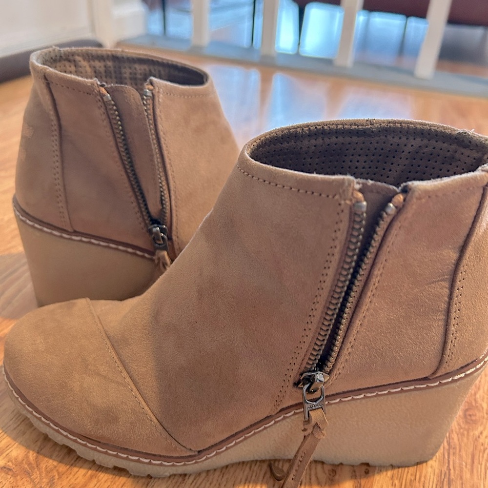 Toms wedge boots in tan